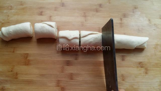 铺好后把面饼卷起来切成大小适中的小卷