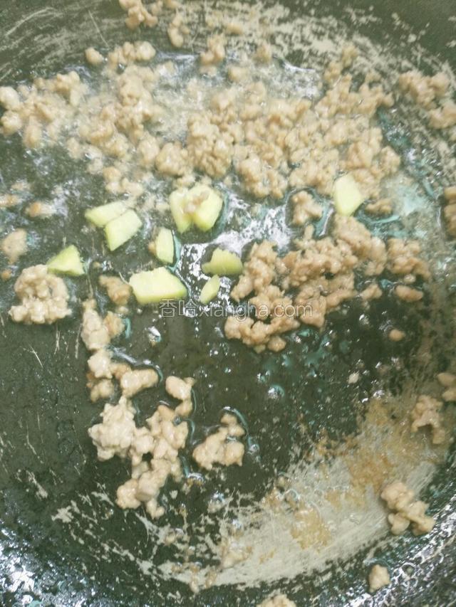 热锅凉油，把肉末下锅用铲子划散，以免结块。
肉末炒至变色后把姜丝下锅炒香出味