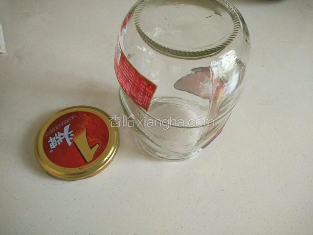 先准备一个玻璃瓶！用热水洗净倒扣控水！