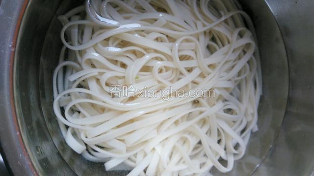 煮熟面条后，过一下凉水