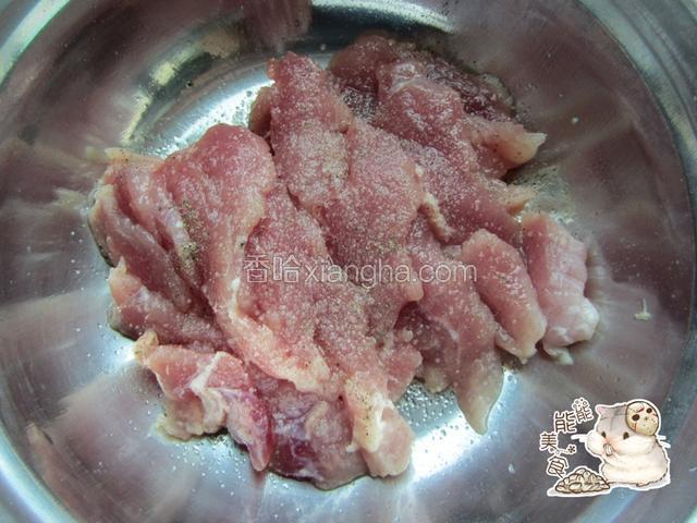 
里脊肉切成片，放盐，胡椒粉，料酒入味十分钟。
