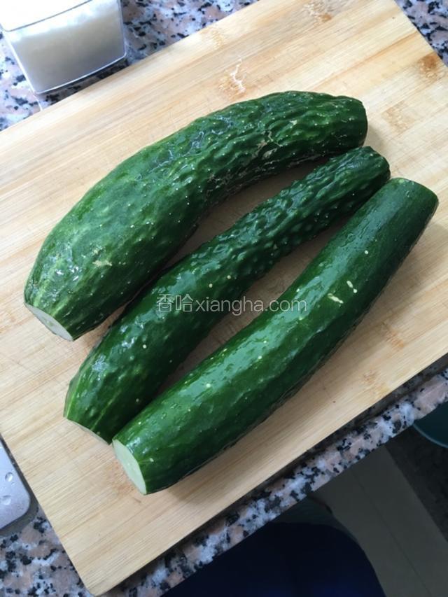 把青瓜洗好备用