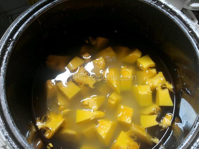 把水和食物一起放在电饭锅盖上盖子，
按下煮粥键，
（可以先按煮饭的键快速煮开再转煮粥的键）