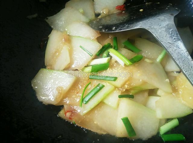 最后放入葱和鸡精炒匀岀锅