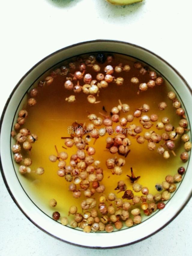准备一碗花椒泡水