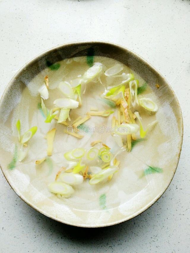 一碗葱姜泡水