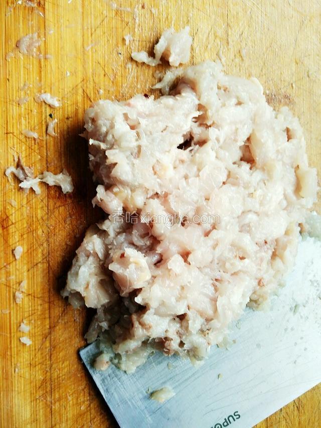 把鲅鱼肉剁碎