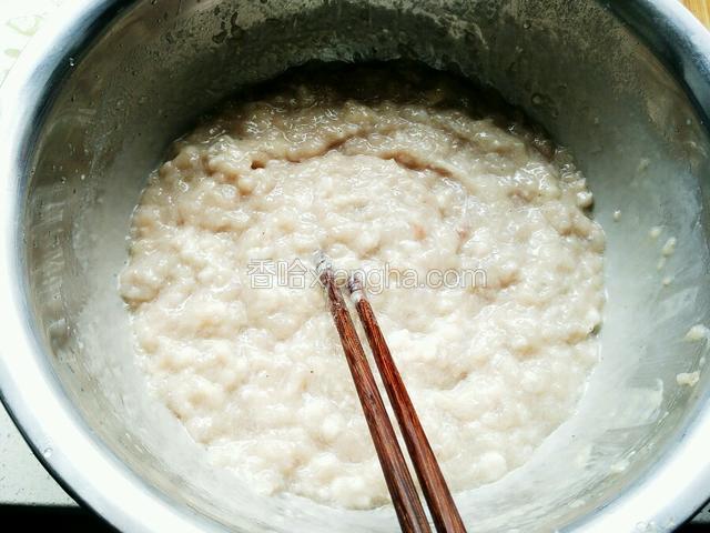 把鱼肉馅放入盆中加入葱姜水花椒水！按顺时针搅拌！分多分几次加入