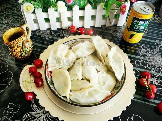 开水下锅煮！饺子出锅啦