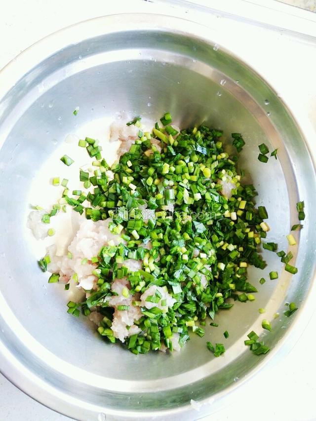 先把鲅鱼肉剁碎！把韭菜切成沫准备和馅