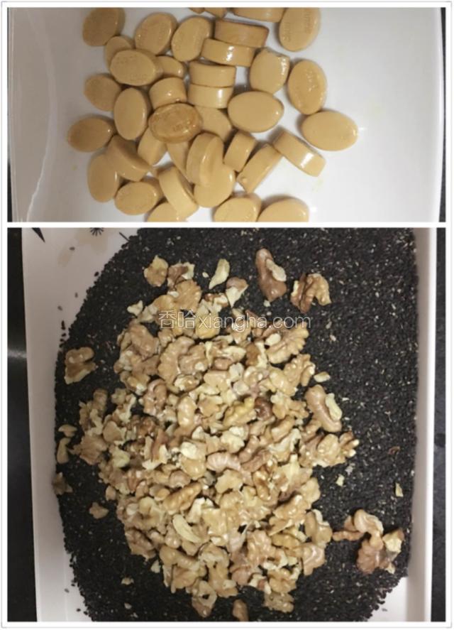 准备食材，芝麻核桃椰汁糖各200克。
芝麻核桃微波炉加热3～5分钟