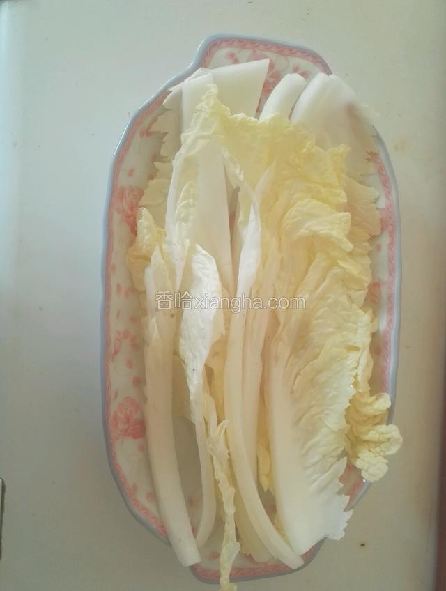 白菜洗净切长条铺在盘里