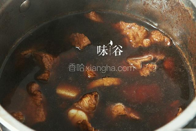 排骨倒入锅内，放入3片姜，倒入可乐没过排骨，倒入2匙酱油，大火煮开后转中小火焖煮20分钟。
