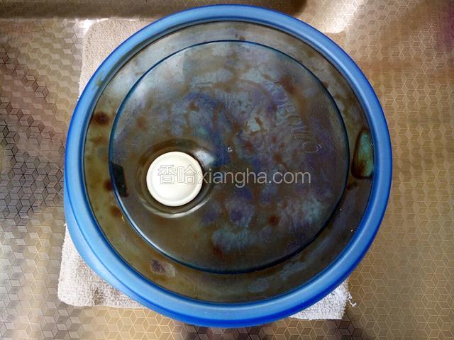 盖上盖子，用力摇晃十分钟，使酱料均匀裹满鸡腿，没有盖子就要用手充分按摩均匀了，然后放入冰箱保鲜层腌制两个小时
