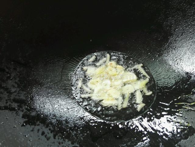 净锅开小火放适量油把姜蒜爆香