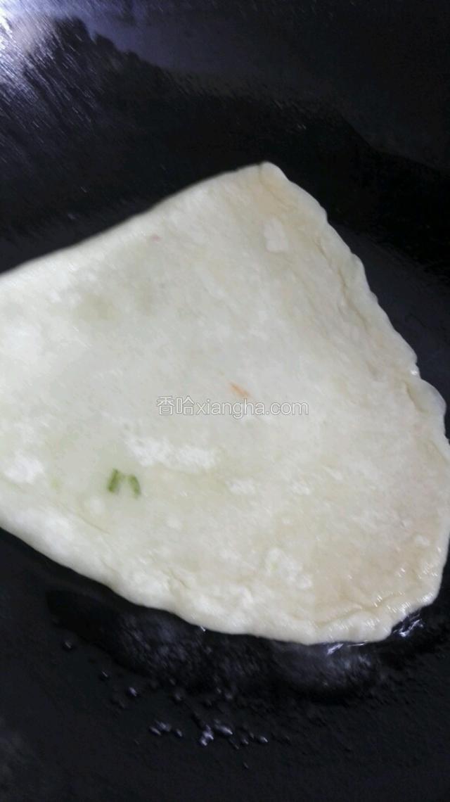 锅中放油加热，放入烙饼，