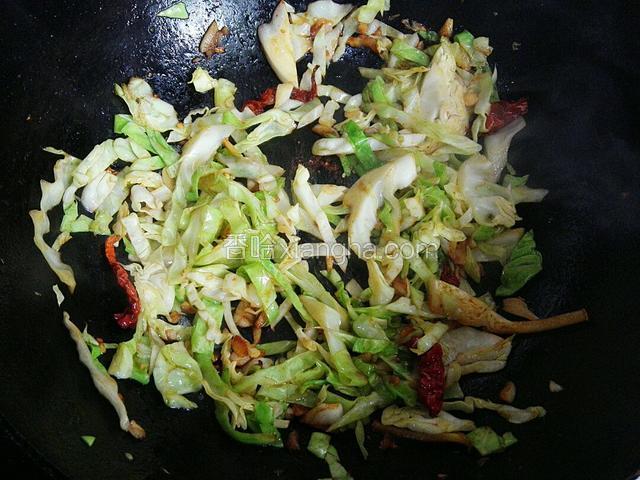 放入包菜，放盐，糖和味极鲜翻炒