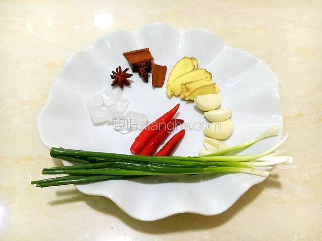 准备好所有的香料洗净，姜切片，蒜拍扁，