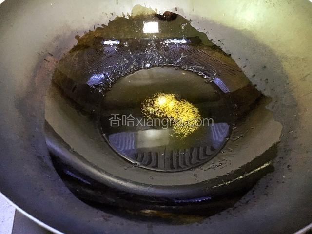 热锅凉油下冰糖。小火炒至糖溶化。