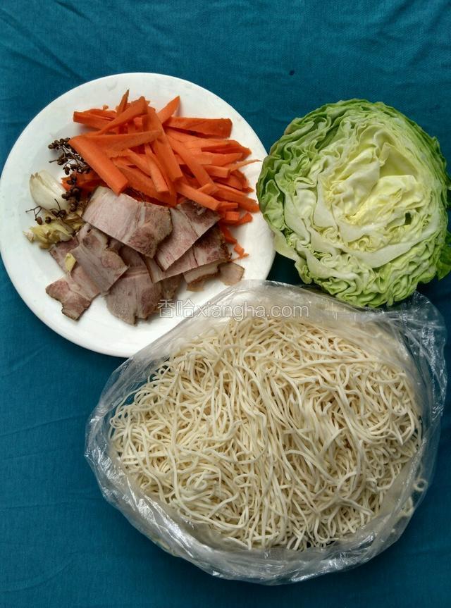 熟面条400克，红萝卜切粗丝，红烧肉切片（平时煮好冷藏的），大蒜拍扁，姜剁碎，包菜切小块！