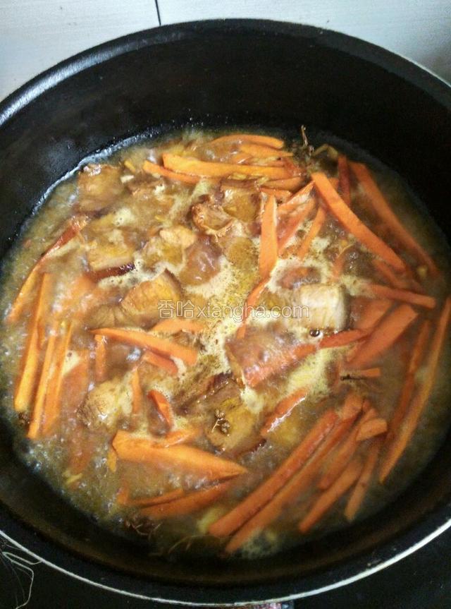 加适量开水，红萝卜肉片稍微煮一下柔软可口！