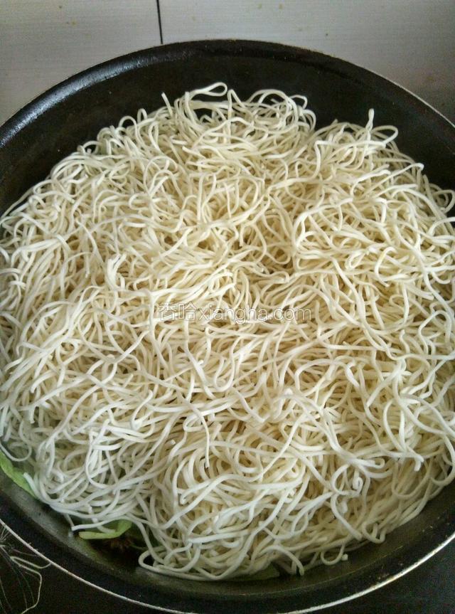 熟面条摊在炒好的菜上！
