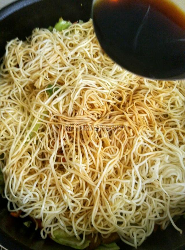 到适量开水加入盐，老抽，均匀的撒在面条上！盖上锅盖焖五分钟，炒好的面线柔软可口！