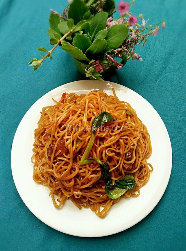 来一盘美味可口的炒面线！