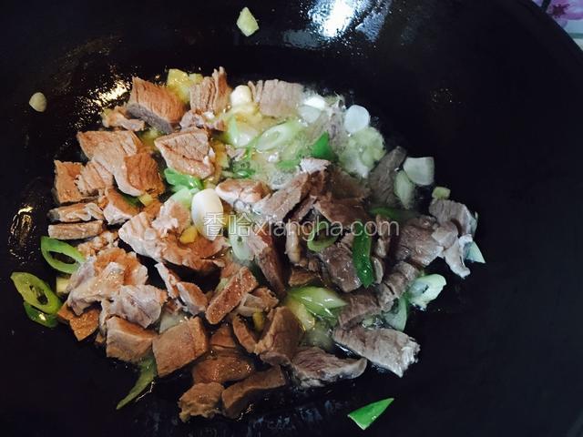 加入牛肉翻炒