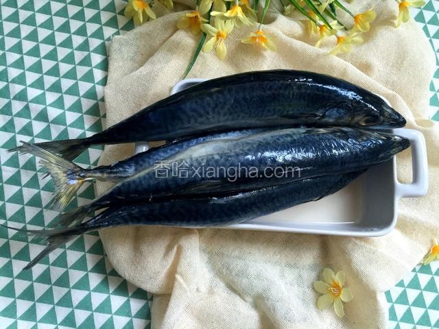 鲅鱼先解冻，然后去除鱼鳃及内脏，洗净。