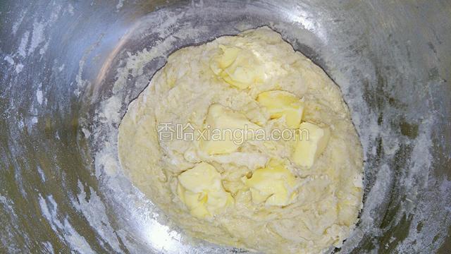 把黄油加入面团揉匀