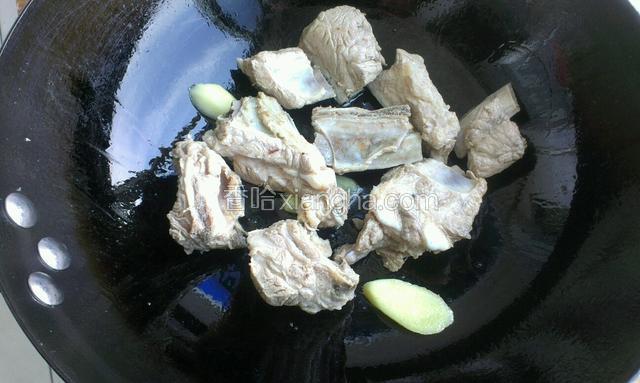 炒锅热少徐油，放入姜片编炒，再放排骨编炒一会