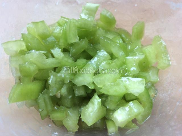 辣椒切碎加入适量的盐和油