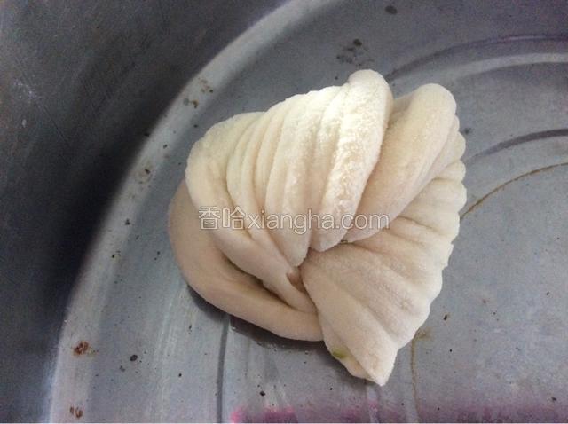 用筷子挑住中间拧起整形，放入笼屉中