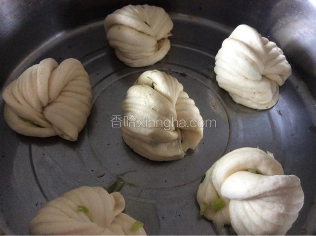 依次拧好放入笼屉中盖好二次发酵二十分钟左右开火，锅开计时二十分钟即可关火