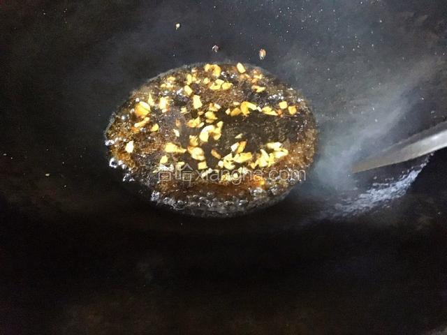 倒入调好的酱汁搅拌均匀