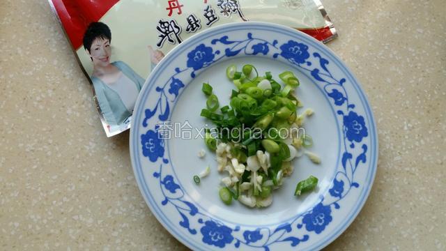 郫县豆瓣酱，葱姜蒜切好备用