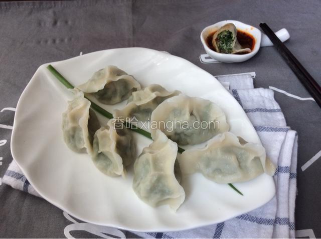 锅中倒入适量的清水，水烧开后煮饺子，三开就熟了，捞出装盘，可以吃了。
沾上醋味道很棒！