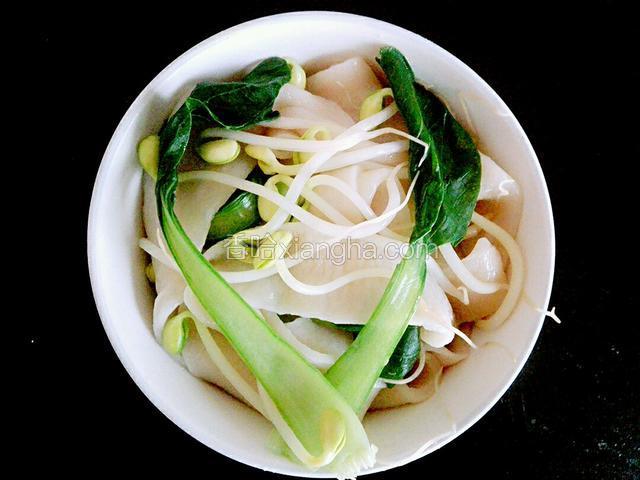 把煮熟的扯面，黄豆芽，青菜盛入碗里。