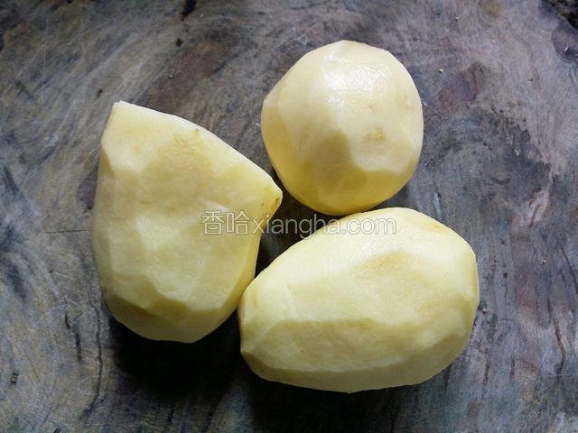 土豆去皮洗净。