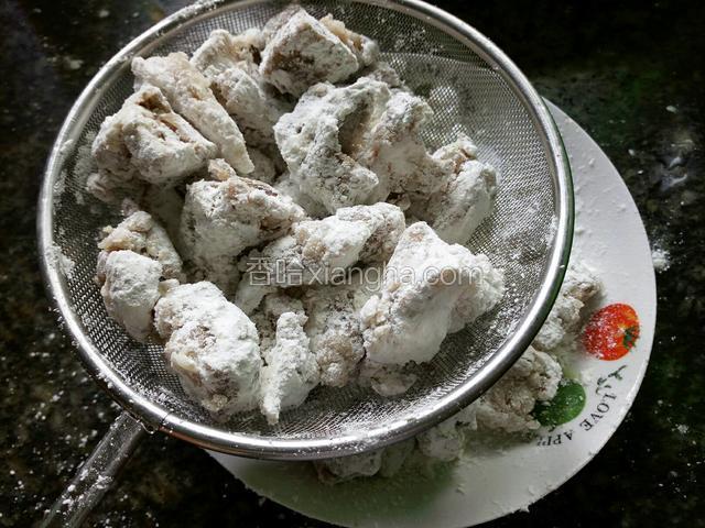 用漏网过筛掉多余的淀粉。
