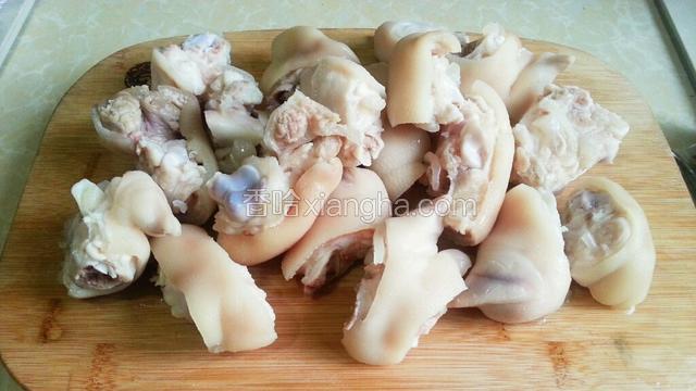 准备好猪蹄，让老板切小块，过下水洗净