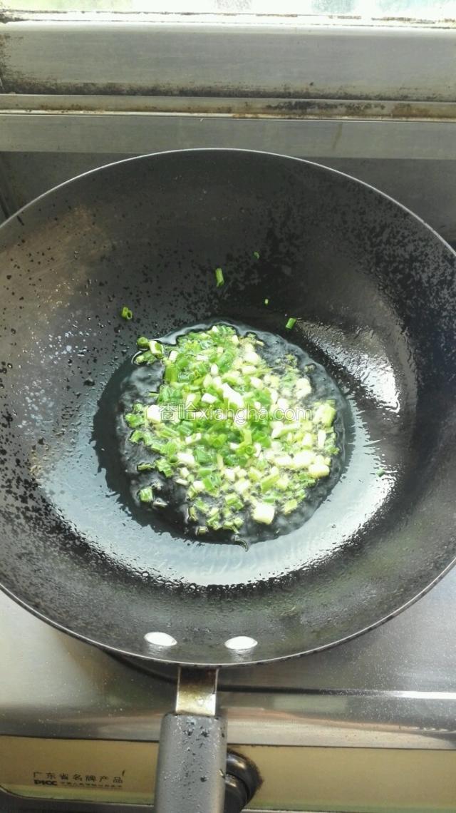 起油锅，加入葱沫爆香热油