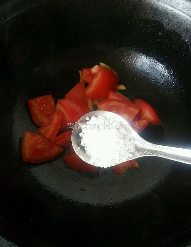 锅内留底油，倒入西红柿，加入1勺白糖翻炒至西红柿出汤汁。