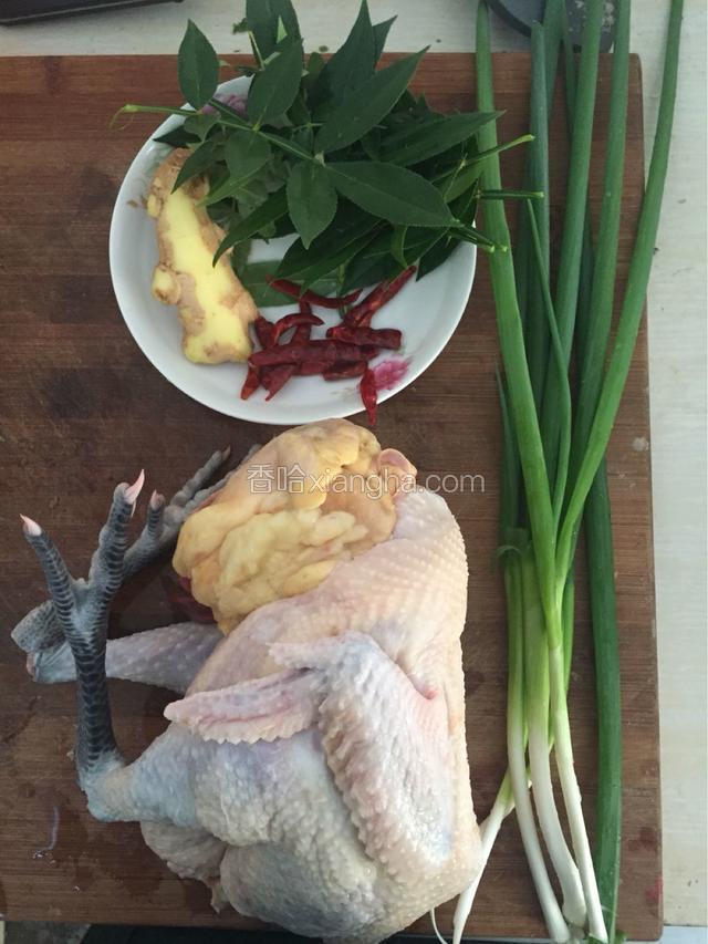 食材准备如下图，（没有花椒了。摘了点花椒叶，味道很浓，更新鲜）