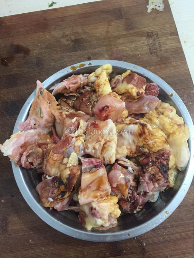 鸡用酱油、盐调味料腌十分钟。
