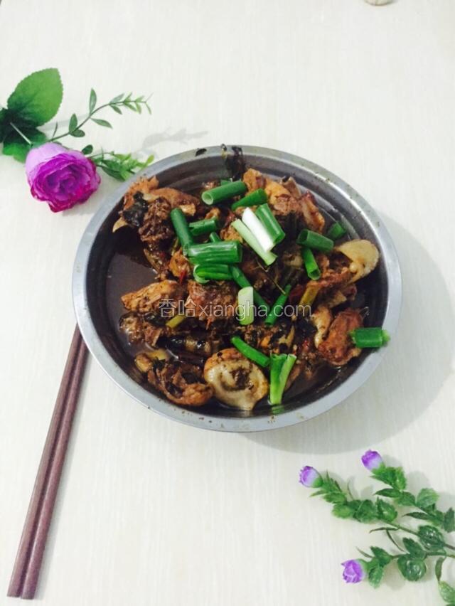 烧好后停火，让汤汁完全背鸡肉吸收，放点鸡精后。盛出装盘。在撒点葱花。农家菜完工。