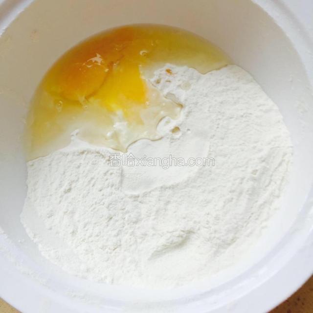 鸡蛋打散在面粉里
