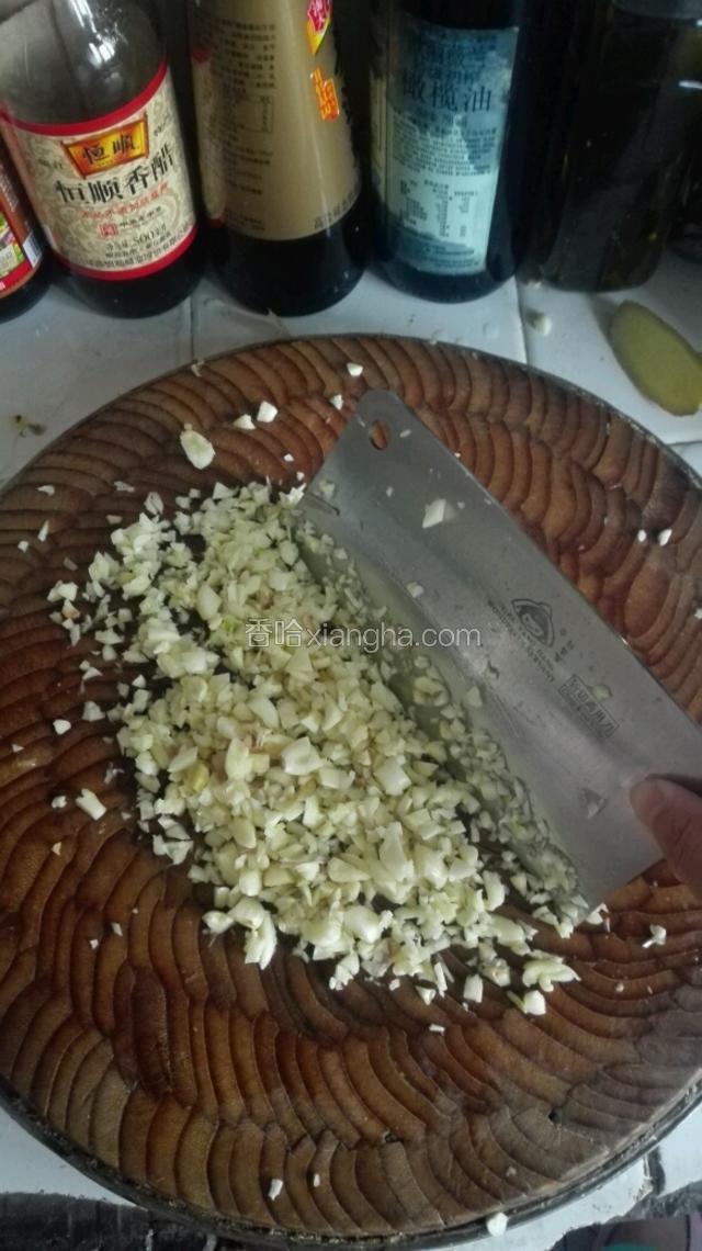 取蒜瓣适量，剥皮剁蒜蓉