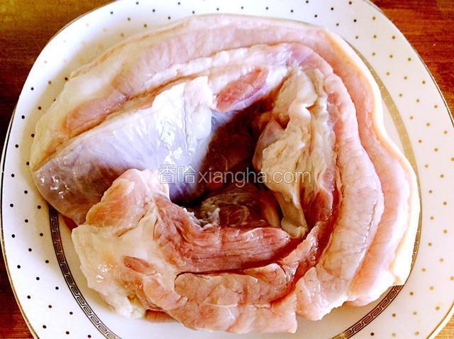五花肉用凉水浸泡半小时除去血水，控干水份待用。